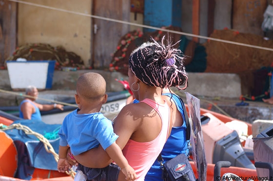 PUERTO COLOMBIA - Al porticciolo attendiamo la lancia per Playa Chuao - osserviamo la pettinatura di una giovane donna con il suo bimbo