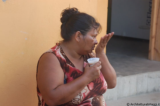 VERSO CHUAO - Questa giunonica signora venezuelana sembra davvero gustare il suo caffè 