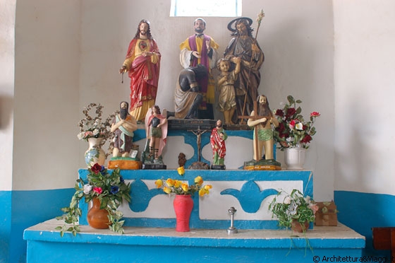 CHUAO - Statue di santi e martiri all'interno della cattedrale