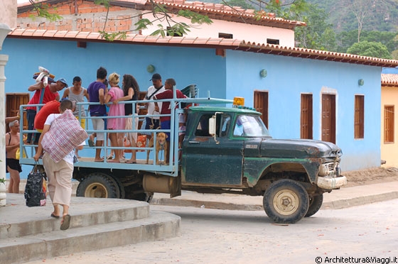 CHUAO - Turisti e venezuelani su una camionetta diretta a Playa Chuao