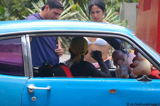 CHUAO - Ancora il bullo venezuelano parlotta con amici - vedete quanti pupazzi nell'auto?