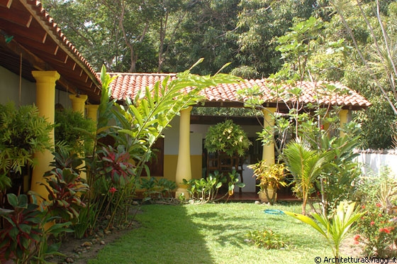 PUERTO COLOMBIA - Sveglia, è un nuovo giorno, il patio della posada La Parchita è illuminato da una bella luce solare