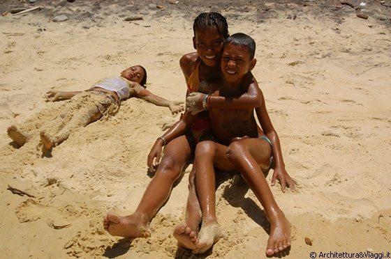 PLAYA GRANDE - Bambini venezuelani rotolano sulla sabbia