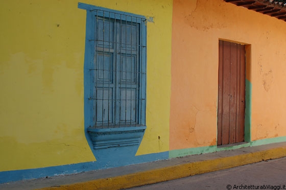 CHORONI' - I vivaci colori delle pareti degli edifici coloniali