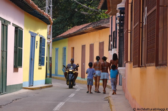 CHORONI' - Finalmente incontriamo venezuelani e bambini per le quiete stradine del villaggio
