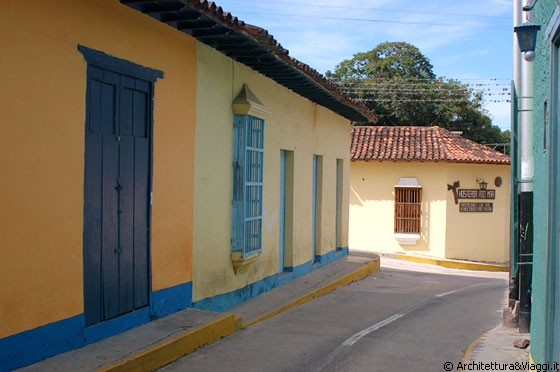 CHORONI' - Il villaggio ha due alberghi coloniali sulla via principale e pochi ristoranti