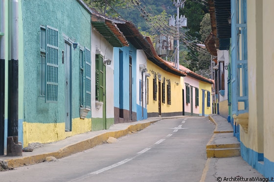 CHORONI' - I colori pastello degli edifici ai lati delle stradine del villaggio si stagliano sulla ricca vegetazione del parco