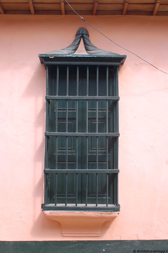 CHORONI' - Una finestra coloniale dalle forme allungate
