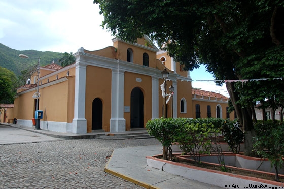 CHORONI' - Iglesia de Santa Clara si affaccia su l'ombrosa Plaza Bolivar