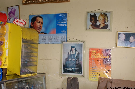 CHORONI' - All'interno di una bottega manifesti di Chávez e poster di ogni genere