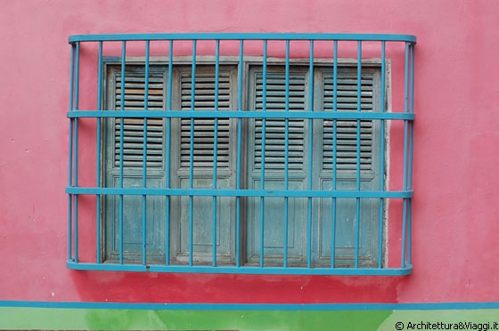 CHORONI' - Una bella finestra con persiane in legno dipinte e colori 