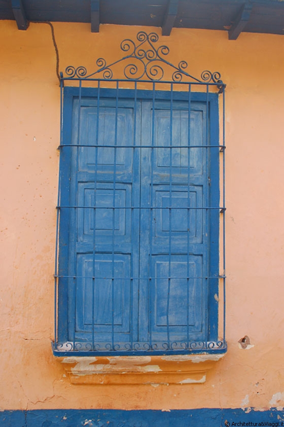 CHORONI' - Particolare di una finestra, dei colori delle pareti e del tetto in legno anch'esso verniciato