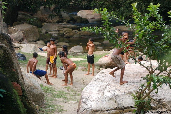 CHORONI' - Bambini giocano e si tuffano dai massi nelle acque del fiume