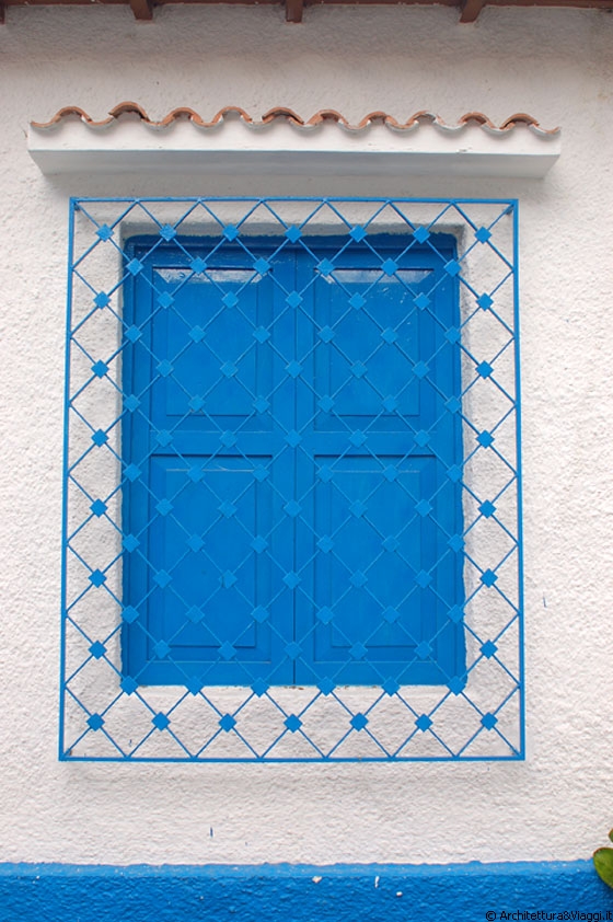 CHORONI' - Particolare di una finestra - il colore azzurro degli scuri su fondo bianco delle pareti mi ricordano la Grecia