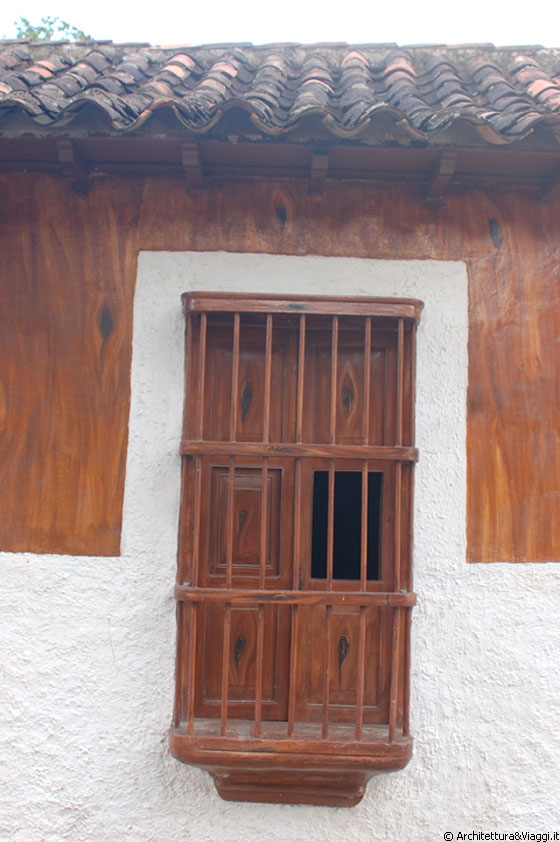 CHORONI' - Una finestra  originale ed un altrettanto singolare finitura parietale simil legno