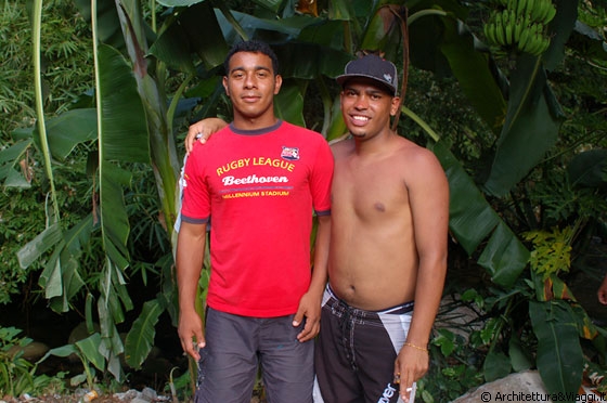 CHORONI' - Questi venezuelani ci offrono una stanza in affitto e poi chiedono la foto sullo sfondo dei banani