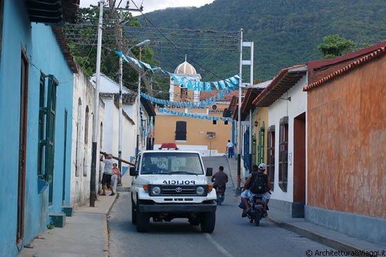 CHORONI' - Riscendendo verso Puerto Colombia, vista sulla Iglesia de Santa Clara, il cui campanile si staglia sulle alture del parco