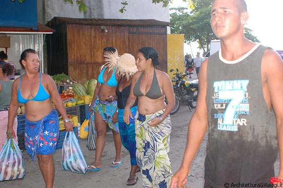 PUERTO COLOMBIA - Di nuovo a Puerto Colombia incontriamo donne venezuelane intente a fare la spesa dopo una giornata al mare