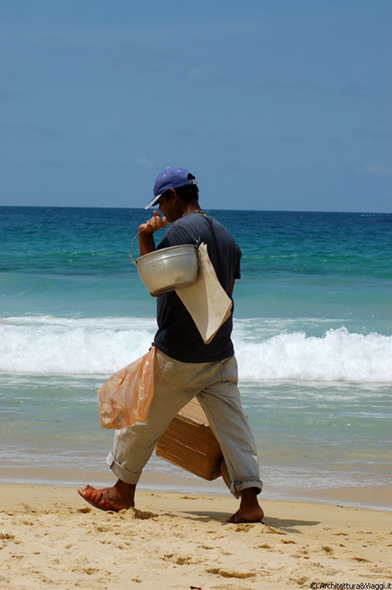 STATO DI ARAGUA - Venditori ambulanti sulla spiaggia di Playa Grande con cibo e bevande fresche