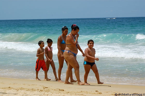 STATO DI ARAGUA - Una famiglia venezuelana passeggia sulla spiaggia di Playa Grande