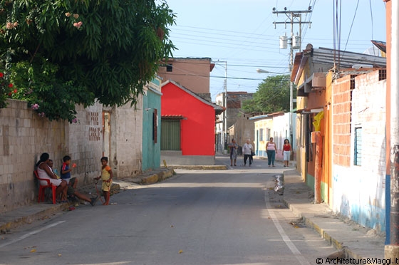 PUERTO COLOMBIA - Le vie del villaggio sono ravvivate da edifici di colore rosso intenso