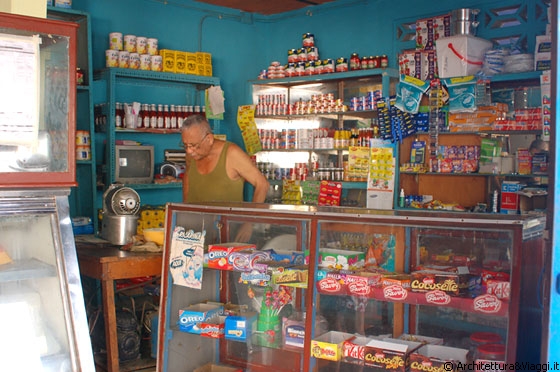 STATO DI ARAGUA - Un negozio d'altri tempi a Puerto Colombia