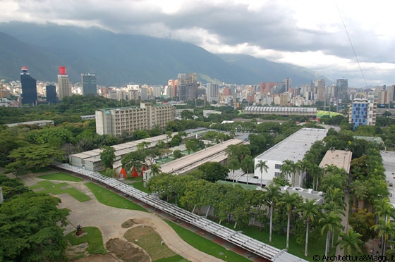 UCV CARACAS - Nel cuore della città come un'isola - sullo sfondo Caracas da Plaza Venezuela a Sabana Grande, in primo piano la città universitaria fino allo Stadio Olimpico e alla Facoltà di Architettura (l'edificio blu a destra)