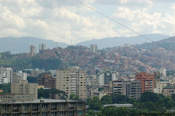 CARACAS - La città è cresciuta in forma verticale mentre sulle montagne e sulle colline circostanti si percepiscono estesi barrios