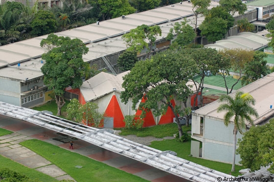 UCV CARACAS - Dalla terrazza all'ultimo piano sopra la Biblioteca Centrale vista sul campus ed in particolare sulla Facoltà di Scienze Umanistiche e dell'Educazione, Politiche e Giuridiche