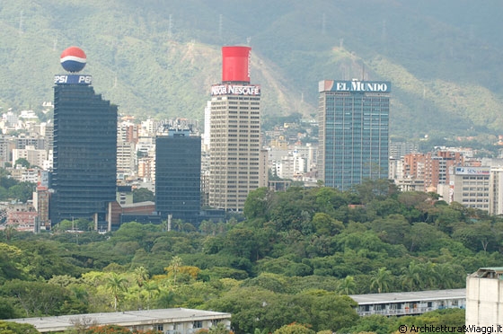 CARACAS - Dalla terrazza della Biblioteca, vista sui grattacieli della zona di Plaza Venezuela ed in primo piano l'ampia zona verde del Jardin Botanico