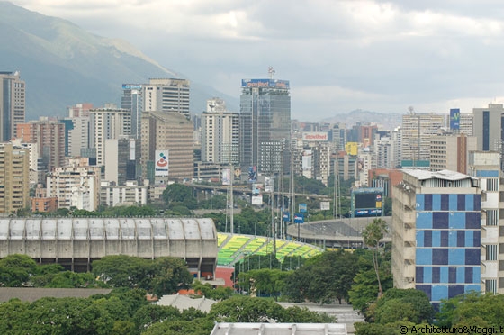 CARACAS - Dalla Biblioteca centrale vista su Sabana Grande ed in primo piano lo Stadio Olimpico e sulla sinistra l'edificio blu della Facoltà di Architettura