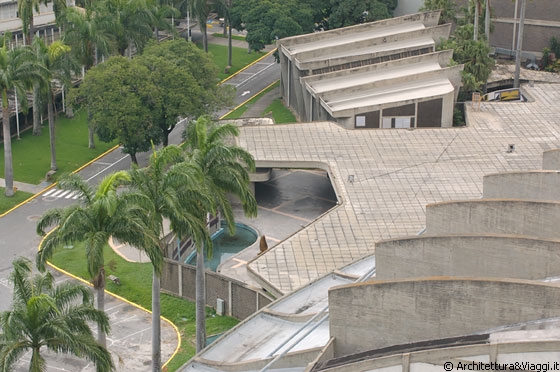 UCV CARACAS - Dalla terrazza dell'ultimo piano della Biblioteca Centrale vista sui tetti aggettanti della Piazza Coperta e sulla vasca nei pressi della scultura 
