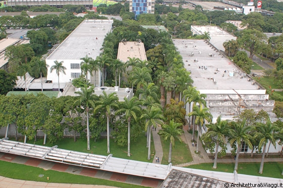 UCV CARACAS - Il campus è famoso ed è considerato importante per la perfetta integrazione tra urbanistica, architettura ed arte