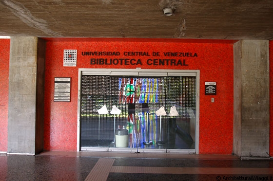 CITTA' UNIVERSITARIA DI CARACAS - L'accesso alla biblioteca centrale dalla piazza coperta 