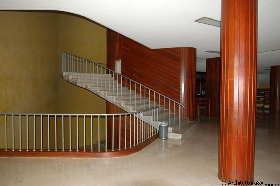 UCV CARACAS - Particolare di una scala in aggetto della Biblioteca centrale e del rivestimento ligneo dei setti portanti e dei pilastri