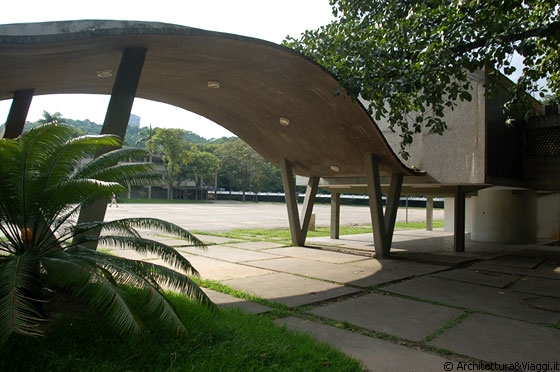 UNIVERSITA' CENTRALE DEL VENEZUELA - Particolare di una tettoia in cemento curvilinea su piltotis attraverso cui si raggiunge l'ampia e rappresentativa Plaza Rectorado 