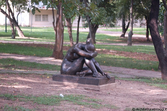 UCV CARACAS - All'interno del giardino del campus sono numerose le sculture bronzee 