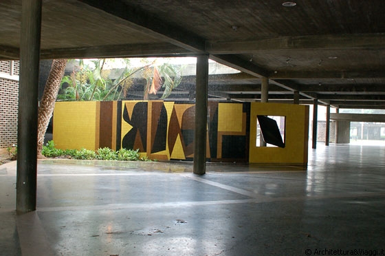 UCV CARACAS - Il patio, il cortile, la galleria sono elementi caratteristici dell'architettura coloniale venezuelana, qui reinterpretati in chiave moderna