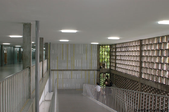 UCV CARACAS - Facultad de Humanidades y Educacìon - La rampa di accesso al piano primo attraversa l'atrio con le pareti traforate