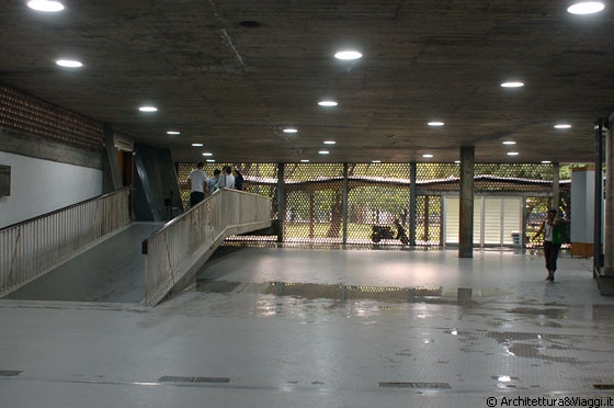 UCV CARACAS - Il grande atrio con le pareti traforate della Facoltà di Architettura che lasciano intravedere il verde esterno 