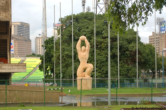UNIVERSITA' CENTRALE DEL VENEZUELA - Da una delle pareti traforate sul retro della Facoltà di Architettura, vista sullo stadio e sulla scultura di inno ai giochi e allo sport