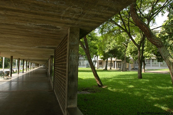 UCV CARACAS - Queste immagini evidenziano l'attenzione del progettista al rapporto tra interno ed esterno, tra ombre e luci, tra architettura e natura