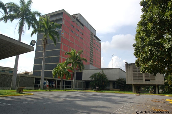UCV CARACAS - Il parallelepipedo rosso ospita le aule di Psicologia e l'Istituto di Filologia e si innesta a 