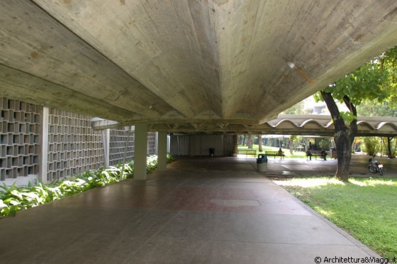 UCV CARACAS - L'uso di gallerie coperte e di cortili interni è ripreso dagli elementi tradizionali dell'architettura coloniale