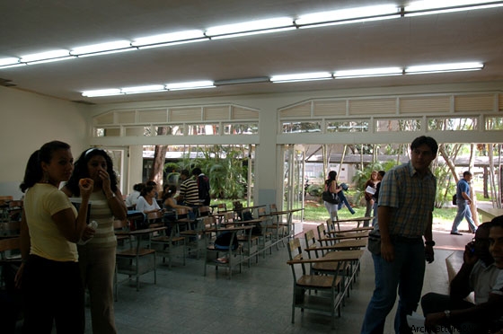 UCV CARACAS - Un'aula con molti studenti nella Facoltà di Diritto - è evidente lo stretto rapporto con l'ambiente esterno