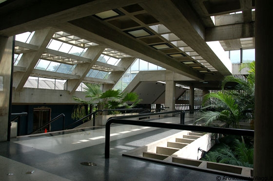 UCV CARACAS - Mensa Universitaria - piano superiore: patii con alte piante e copertura con finestre a nastro schermate che lasciano filtrare la luce naturale all'interno