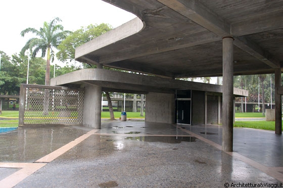UCV CARACAS - Plaza Cubierta - coperture in cemento che si intersecano, patii, schermi traforati, murali e sculture di artisti creano un piacevole ambiente di vita e di incontro