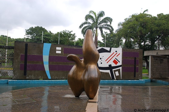 UCV CARACAS - In primo piano la scultura 