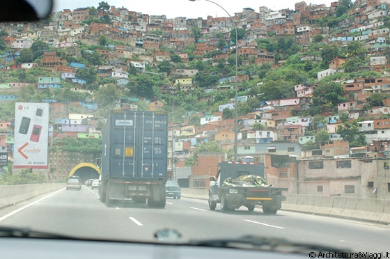 VERSO LA MAIQUETIA - Dal taxi osserviamo i fatiscenti barrios che circondano l'autostrada verso La Maiquetìa