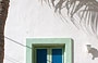 GRAN ROQUE. Una graziosa e variopinta finestra dai colori caraibici, risalta sulle pareti bianche di questo edificio
